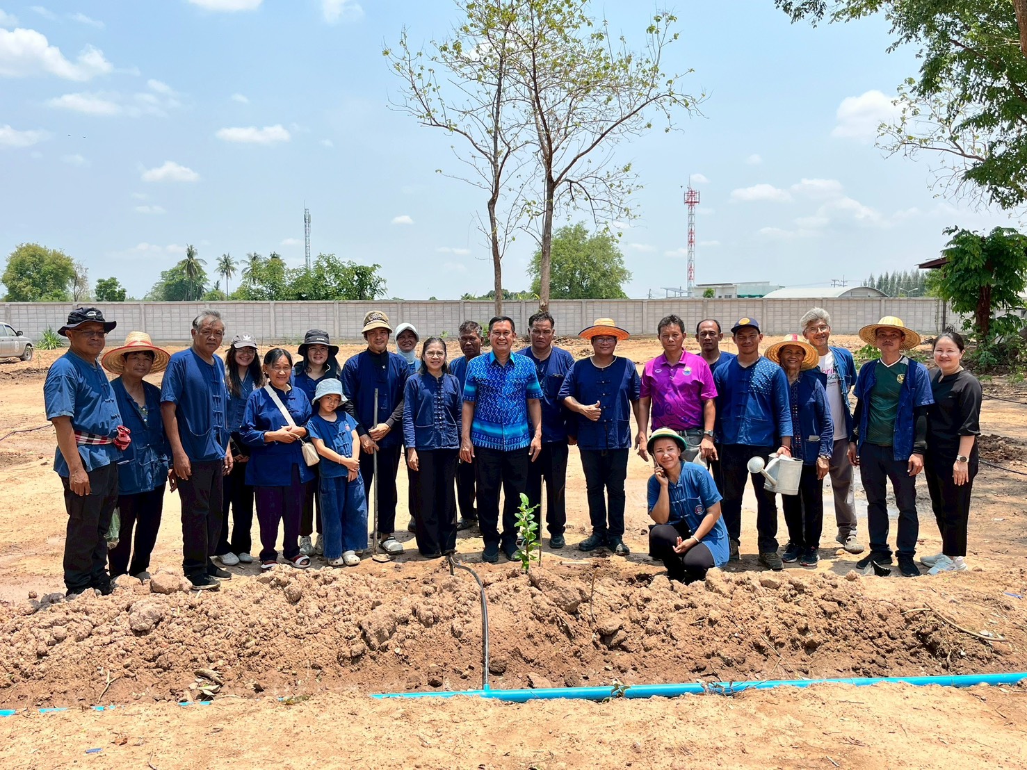 📢 พช.แม่วงก์ ดำเนินกิจกรรมเอามื้อสามัคคี แปลงโคก หนอง นา สาธิตบริเวณที่ว่าการอำเภอแม่วงก์